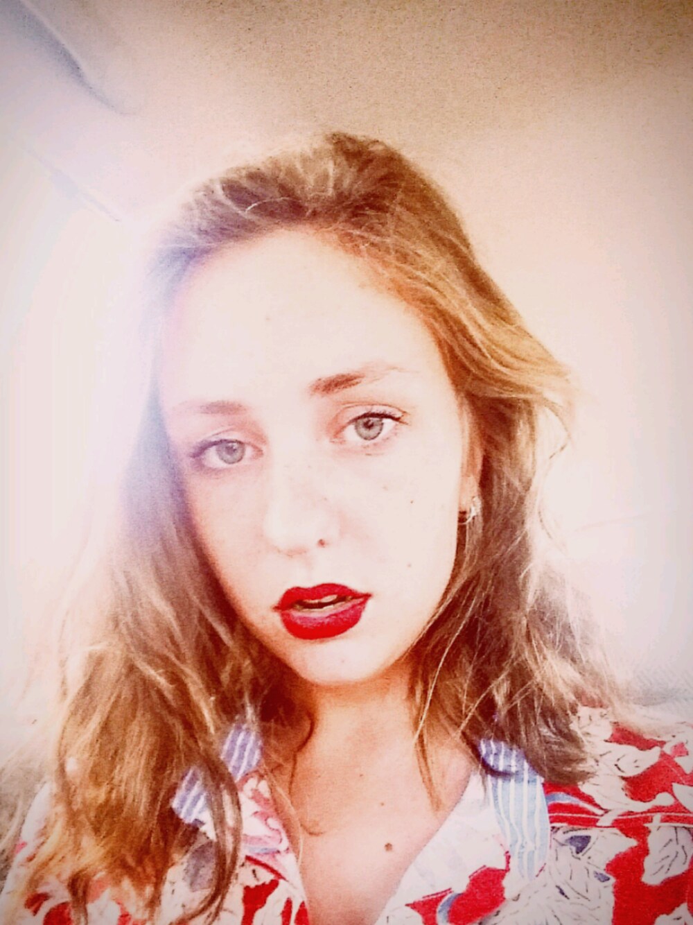 「floral、red、red lips」｜「Milaniのアイテム（口紅/リップティント/グロス、レッド系）」を使った、Susannahさん（レディース・178cm）の春コーディネートの1枚目の写真