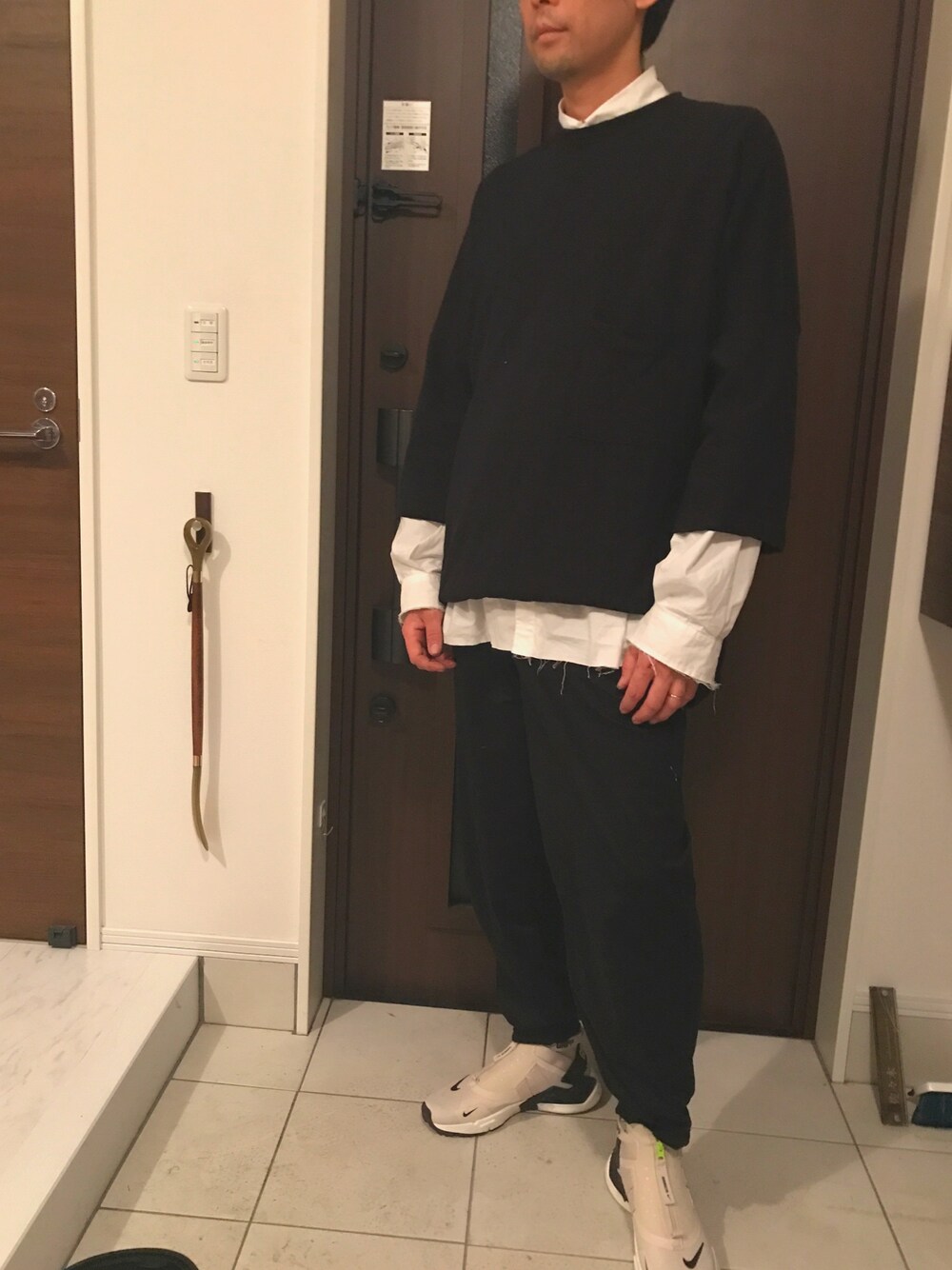 「大人カジュアル、シンプル、モノトーン、ビックシルエット、ラクチンコーデ、NIKE、dessin de mode、お洒落さんとつながりたい、重ね着、シャツ」｜「Dessin de Modeのアイテム（Tシャツ/カットソー、ブラック系）」を使った、sasazunzunさん（メンズ・178cm）の夏コーディネートの1枚目の写真