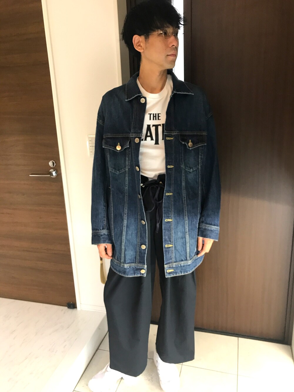 「おしゃれさんと繋がりたい、ワイドパンツ、オトナカジュアル、ビッグシルエット、スニーカー、タックイン、プリントT、デニムジャケット、ビートルズ」｜「Dessin de Modeのアイテム（デニムジャケット、ブルー系）」を使った、sasazunzunさん（メンズ・178cm）の夏コーディネートの1枚目の写真