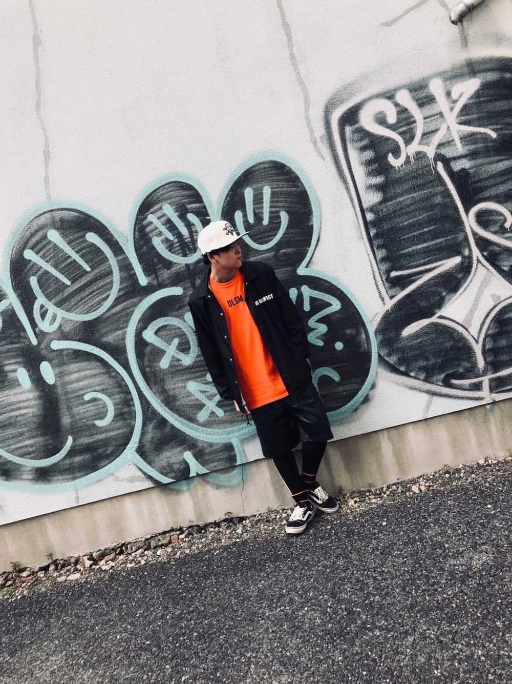 「SPINNS、VANS、ZARA、dlsm、street、アイスクリーム、おしゃれさんと繋がりたい、いいね、save、フォローお願いします🤑」｜「DLSMのアイテム（Tシャツ/カットソー、オレンジ系）」を使った、KOAcNさん（メンズ・171cm）の冬コーディネートの1枚目の写真