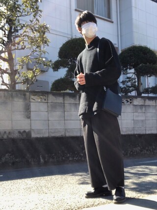 ken is wearing shiki tokyo "logo square shoulder bag / ロゴスクエアショルダーバッグ"