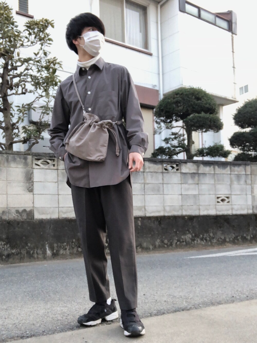 「お洒落さんとつながりたい、おしゃれさんと繋がりたい、ワントーンコーデ、グレー、プチプラ、UNIQLO、GU、スニーカー、シャツスタイル、巾着バッグ」｜「GUのアイテム（シャツ/ブラウス、グレー系）」を使った、kenさん（メンズ・175cm）の冬コーディネートの1枚目の写真