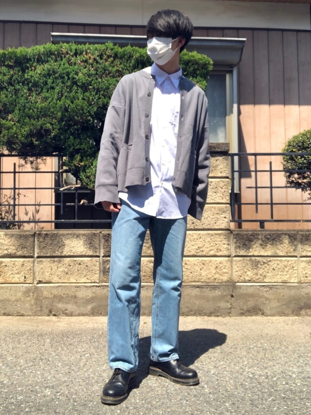 ホワイト系のシャツ/ブラウス、ブルー系のカーディガン/ボレロ、ブルー系のデニムパンツを着用したメンズの春コーディネートの1枚目の写真
