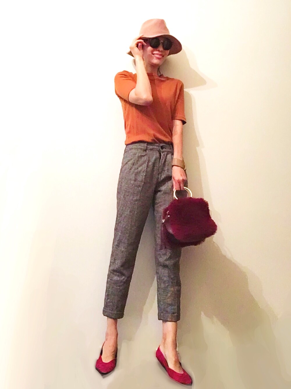 「秋コーデ、大人カジュアル、秋服、グレンチェック、ファーバッグ、ブラウン、ハット、赤パンプス」｜「UNIQLOのリブハイネックT(5分袖)（Tシャツ/カットソー、ブラウン系）」を使った、malieさん（レディース・167cm）の秋コーディネートの1枚目の写真