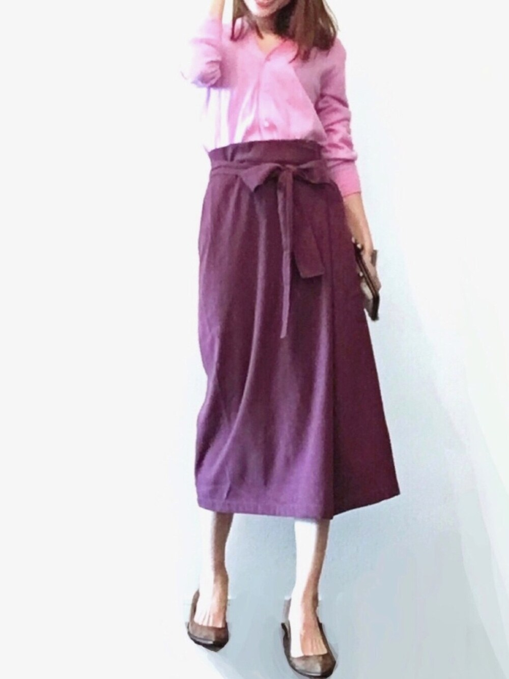 「シンプル、パンプス、カーディガン、タイトスカート、ピンク、グラデーション、ラベンダー、パープル、クラッチバッグ」｜「note et silence のW/C　V-C/D（カーディガン/ボレロ、パープル系）」を使った、malieさん（レディース・167cm）の春コーディネートの1枚目の写真