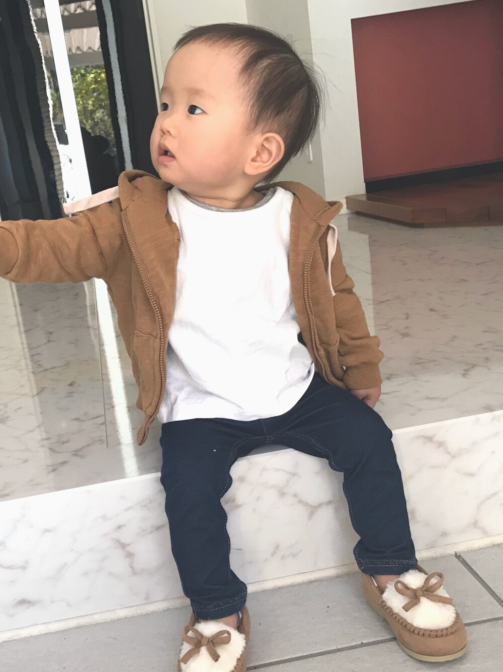 「キッズコーデ、カジュアルコーデ、冬コーデ、おしゃれさんと繋がりたい、デニムパンツ、UNIQLO、リブレギンス、kids、スニーカー」｜「西松屋のアイテム（Tシャツ/カットソー、ホワイト系）」を使った、karenさん（キッズ・80cm）の冬コーディネートの1枚目の写真