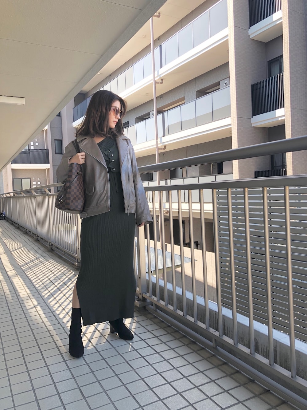 「シンプルコーデ、ライダースジャケット、シルバー、ブロンズ、ハデ色、大人カジュアル、ニットワンピース、ロングワンピース、リブニット、シルバーライダース」｜「AmeriのLACE UP KNIT ONEPIECE（ワンピース、グリーン系）」を使った、しがないアパレル女さん（レディース・157cm）の秋コーディネートの1枚目の写真
