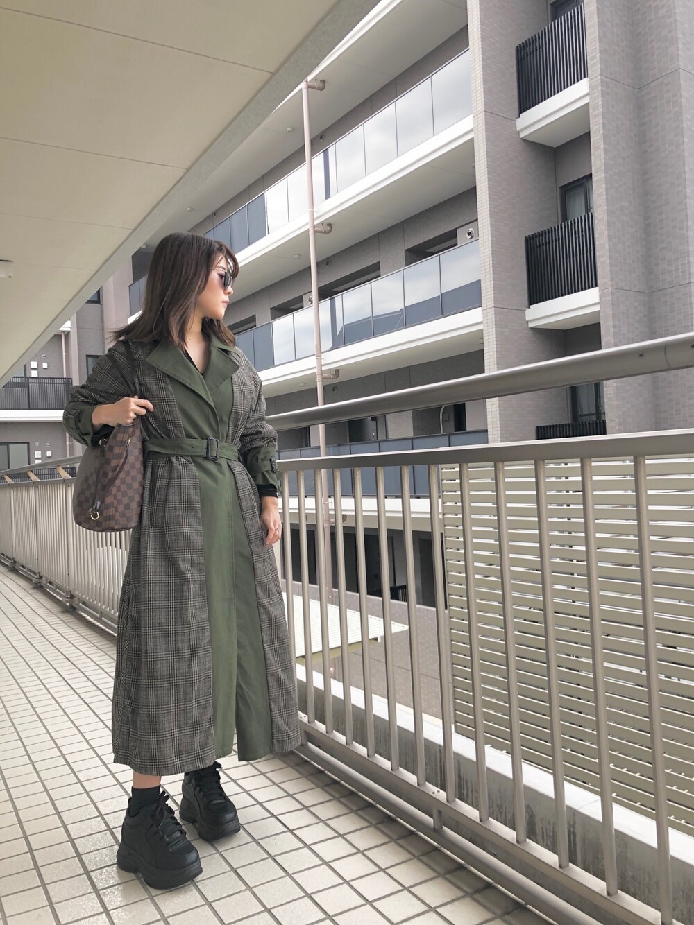 「オトナカジュアル、カーキアウター、チェックトレンチコート、リバーシブルコート、リバーシブル、厚底スニーカー、ラクチンコーデ、グレンチェック、ニットワンピース、ロングトレンチコート」｜「AmeriのREVERSIBLE TRENCH COAT（トレンチコート、グリーン系）」を使った、しがないアパレル女さん（レディース・157cm）の秋コーディネートの1枚目の写真