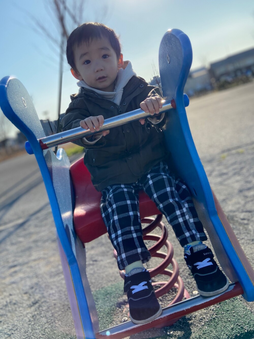 「プチプラ、男の子、キッズファッション、キッズ、2歳、おとこのこ、男の子コーデ、キッズコーデ、90cm」｜「BREEZEの4柄チェックパンツ ストレッチ 10分丈（その他パンツ、ブラック系）」を使った、あやぴーさん（キッズ・90cm）の冬コーディネートの1枚目の写真