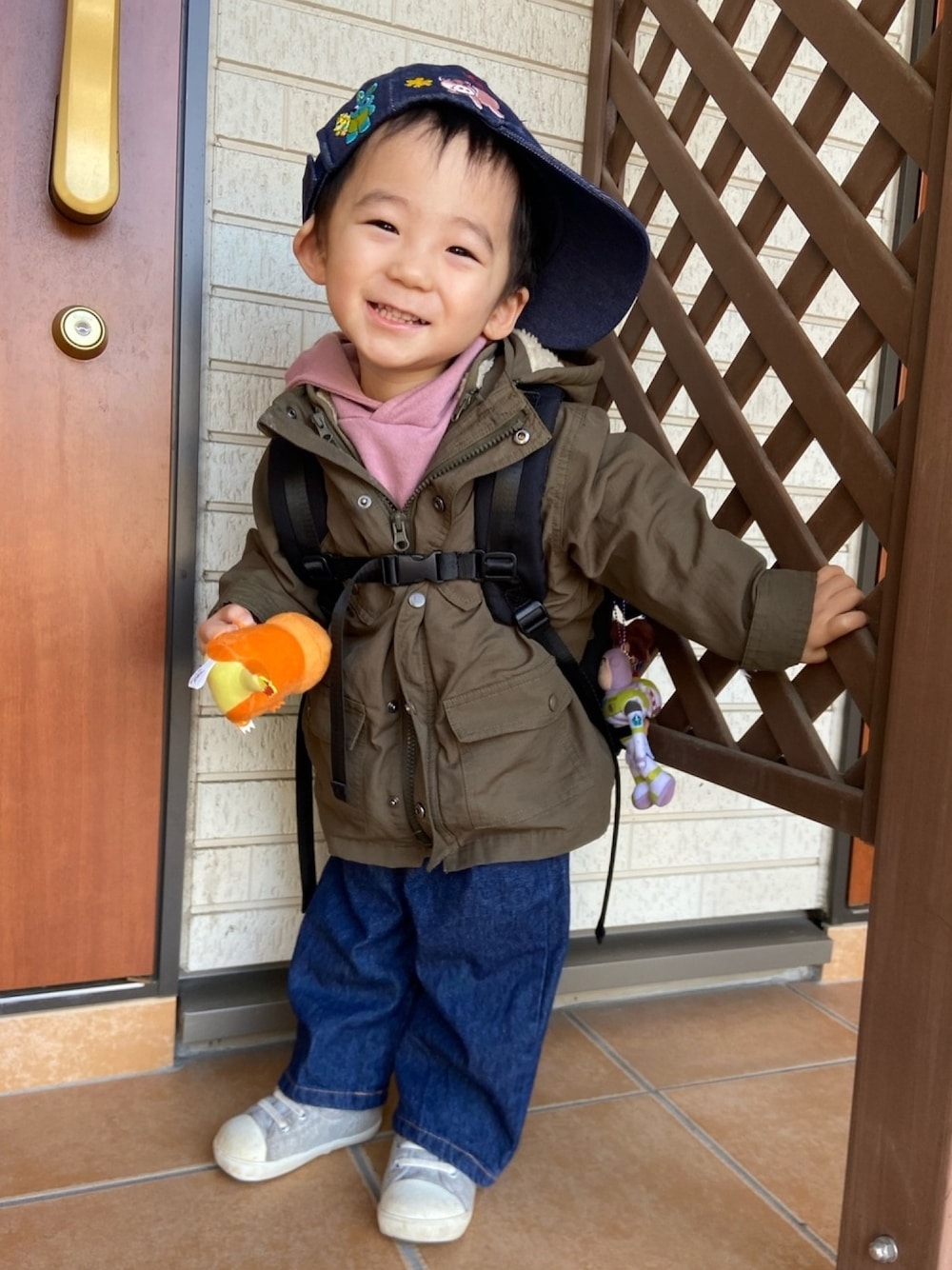 「プチプラ、男の子、キッズファッション、デニム、カジュアルコーデ、2歳、キッズ、90cm」｜「しまむらのアイテム（モッズコート、グリーン系）」を使った、あやぴーさん（キッズ・90cm）の冬コーディネートの1枚目の写真