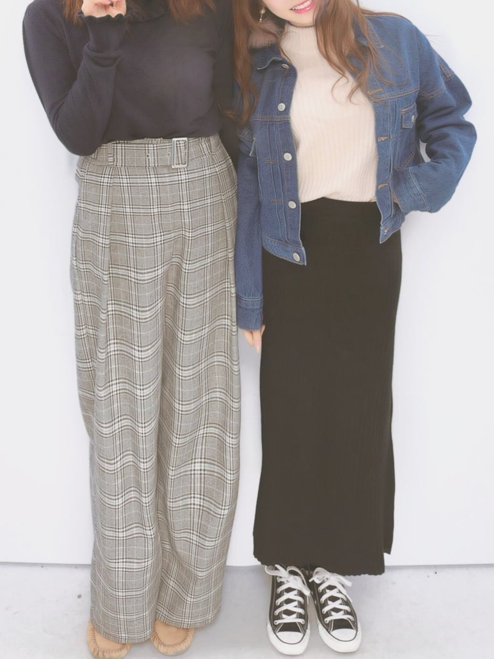 ブラック系のスカート、ブルー系のデニムジャケット、ピンク系のニット/セーターを着用したレディースの春コーディネートの1枚目の写真