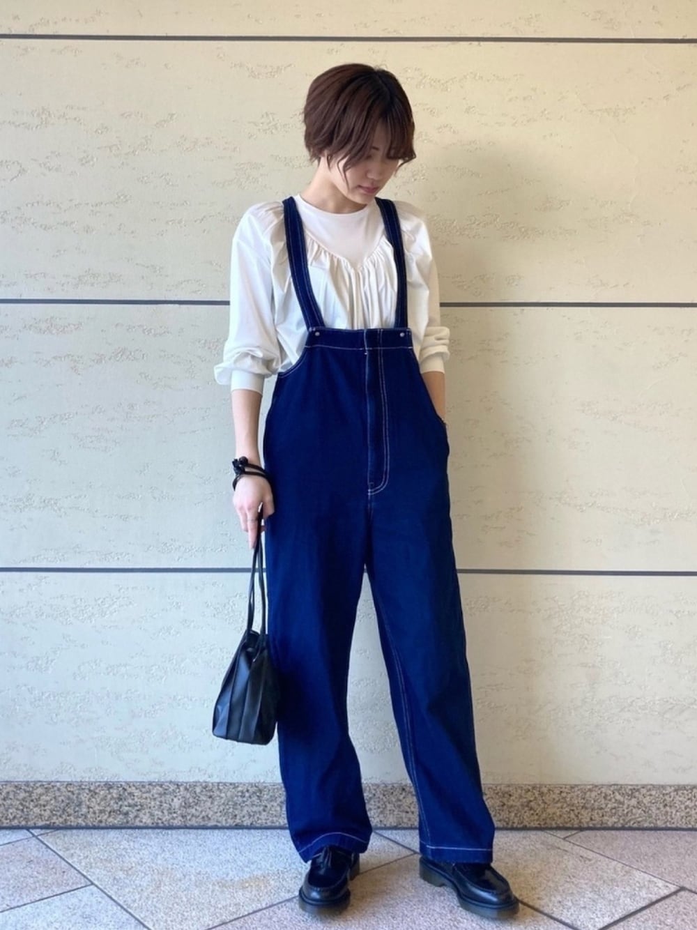 「URBAN RESEARCH DOORS、RODESKO、DOORS、Dr.Martens、アーバンリサーチドアーズ、ドアーズ、ロデスコ、ドクターマーチン、デニムサロペット」｜「URBAN RESEARCH DOORSのアイテム（シャツ/ブラウス、ホワイト系）」を使った、れいなさん（レディース・164cm）の春コーディネートの1枚目の写真