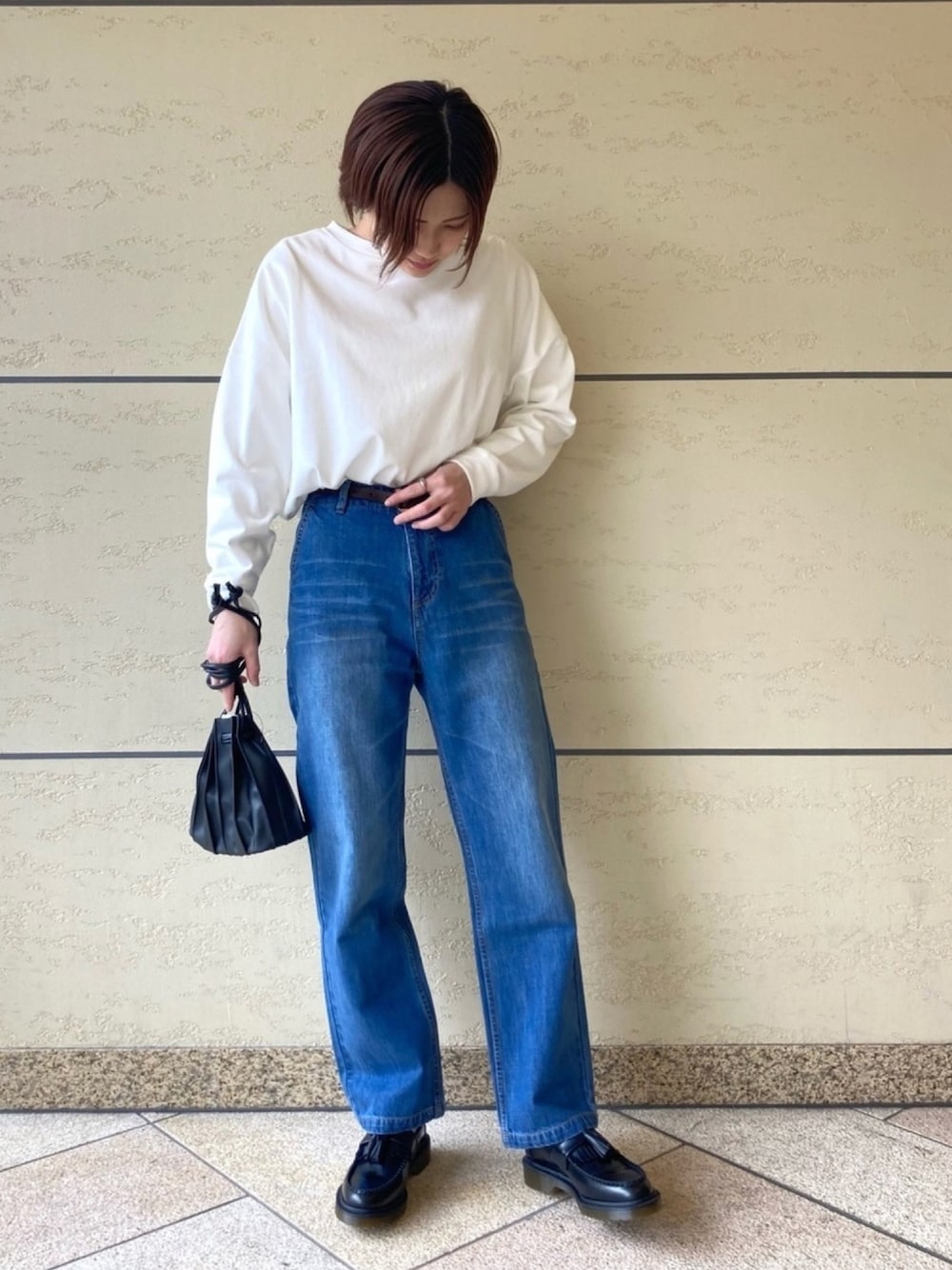 「URBANRESEARCHDOORS、DOORS、Dr.Martens、アーバンリサーチドアーズ、ドアーズ、ドクターマーチン、カジュアルコーデ、デニム」｜「URBAN RESEARCH DOORSのコットンワイド長袖カットソー（Tシャツ/カットソー、ホワイト系）」を使った、れいなさん（レディース・164cm）の春コーディネートの1枚目の写真