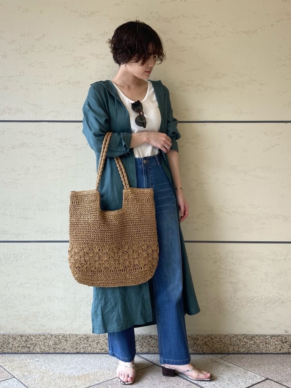 「URBAN RESEARCH DOORS、DOORS、RODESKO、高身長女子、春コーデ、大人カジュアル、シンプルコーデ、シャツワンピ、デニム、サングラス」｜「URBAN RESEARCH DOORSのアイテム（シャツワンピース、グリーン系）」を使った、れいなさん（レディース・164cm）の春コーディネートの1枚目の写真