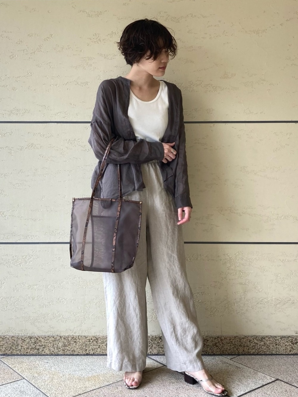 「URBANRESEARCHDOORS、DOORS、RODESKO、高身長女子、ラフ、カジュアル、シャツスタイル、リネン、サンダル、ハイウエスト」｜「URBAN RESEARCH DOORSのリネンイージーパンツ（その他パンツ、ベージュ系）」を使った、れいなさん（レディース・164cm）の夏コーディネートの1枚目の写真