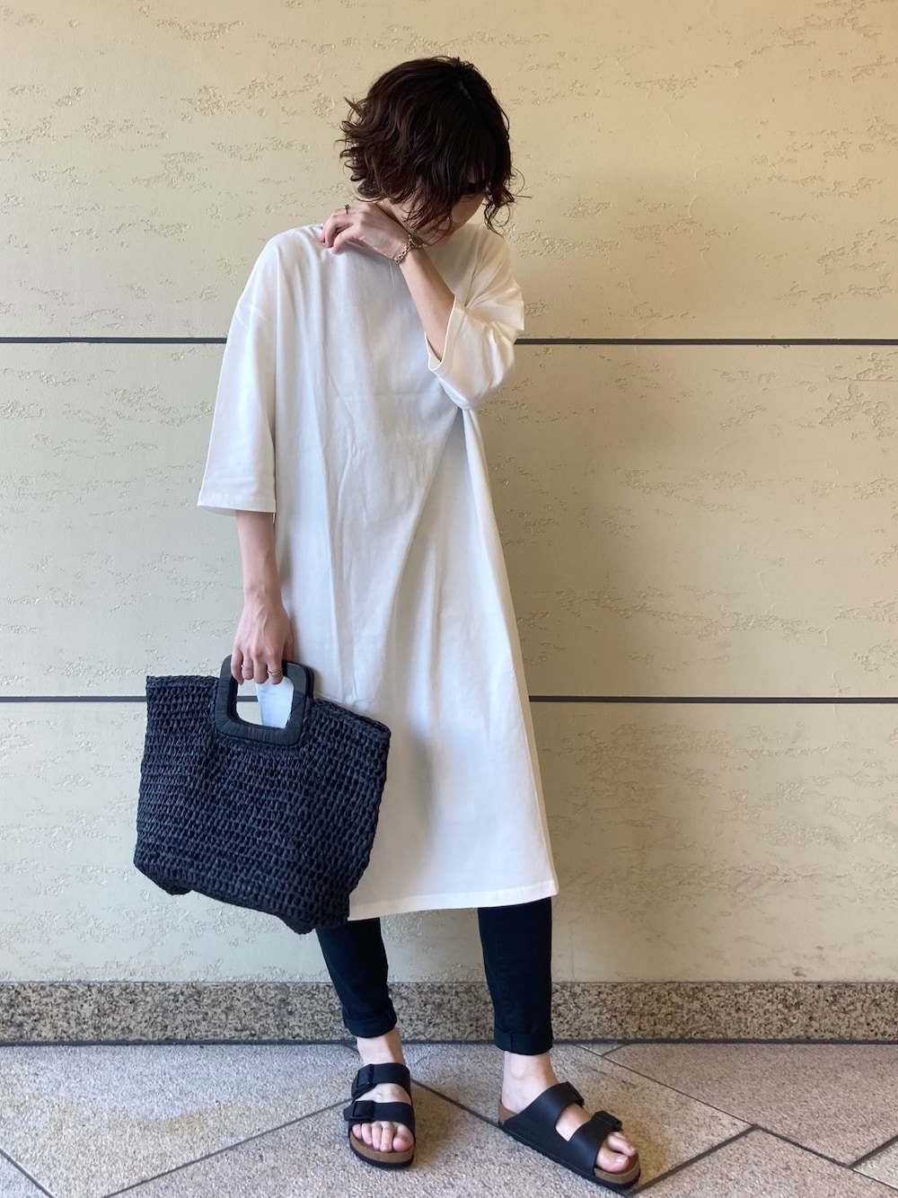 「URBAN RESEARCH DOORS、DOORS、RODESKO、birkenstock、高身長女子、シンプルコーデ、ラクチンコーデ、モノトーン、ラフ、サンダル」｜「BIRKENSTOCKのBIRKENSTOCK ビルケンシュトック ARIZONA アリゾナ (UNISEX size variation)（サンダル、ブラック系）」を使った、れいなさん（レディース・164cm）の夏コーディネートの1枚目の写真