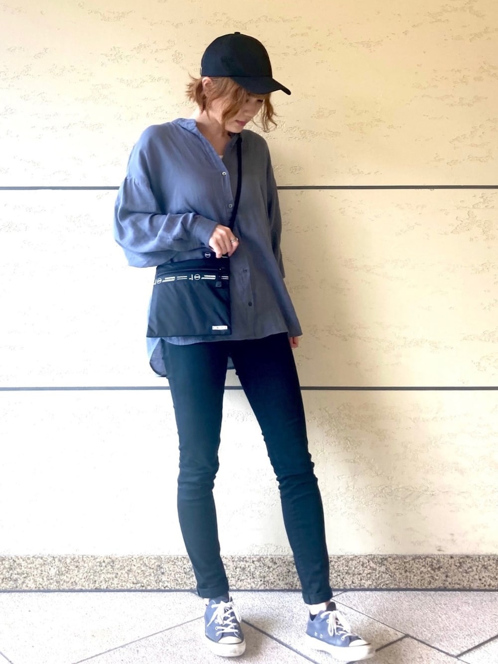 「カジュアル、シャツスタイル、シンプルコーデ、大人コーデ、秋コーデ、キャップ、スニーカー、ブルー、URBAN RESEARCH DOORS、EKAL」｜「URBAN RESEARCH DOORSのツイルキャップ（キャップ、ブラック系）」を使った、れいなさん（レディース・164cm）の夏コーディネートの1枚目の写真