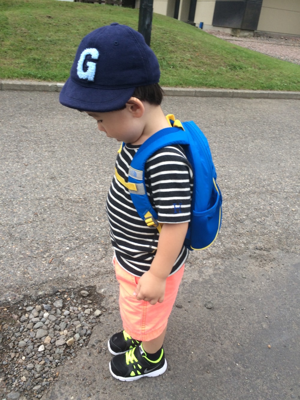 ブラック系のTシャツ/カットソー、ブルー系のバックパック/リュック、オレンジ系のパンツを着用したキッズの夏コーディネートの1枚目の写真