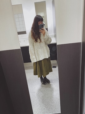 「カーキ×ホワイト」｜「アイテム（スリッポン）」を使った、も み こさん（レディース・152cm）の冬コーディネート