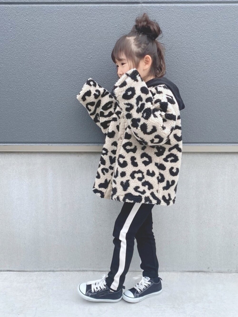 「モコモコアウター、ボアジャケット、ゆるコーデ、オーバーサイズ、キッズファッション、秋冬コーデ、スキニーパンツ、ラインパンツ、冬コーデ、レオパード」｜「CIAOPANIC TYPYのノーカラーボアジャケット（ブルゾン、ベージュ系）」を使った、ひのひのさん（キッズ・110cm）の冬コーディネートの1枚目の写真