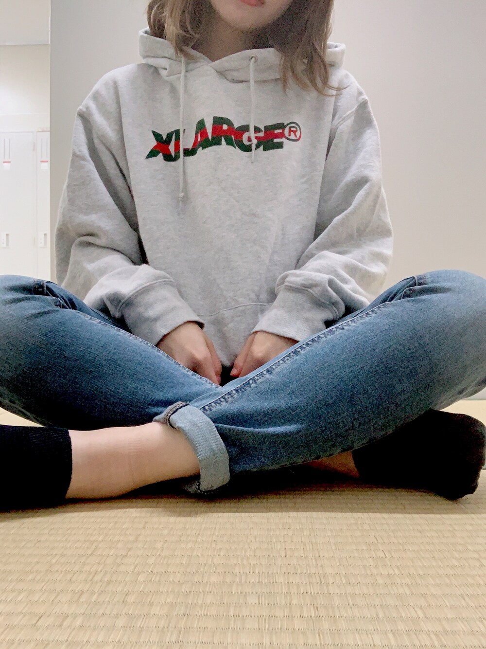 「シンプルコーデ、パーカーコーデ、パーカー×デニム、XLARGE®、GU、ワンツーコーデ、スキニーデニム、パーカー、いいね、save、フォローお願いします🤑」｜「XLARGEのSTANDARD LOGO PULLOVER HOODED SWEAT（パーカー、グレー系）」を使った、ayakaさん（レディース・156cm）の秋コーディネートの1枚目の写真