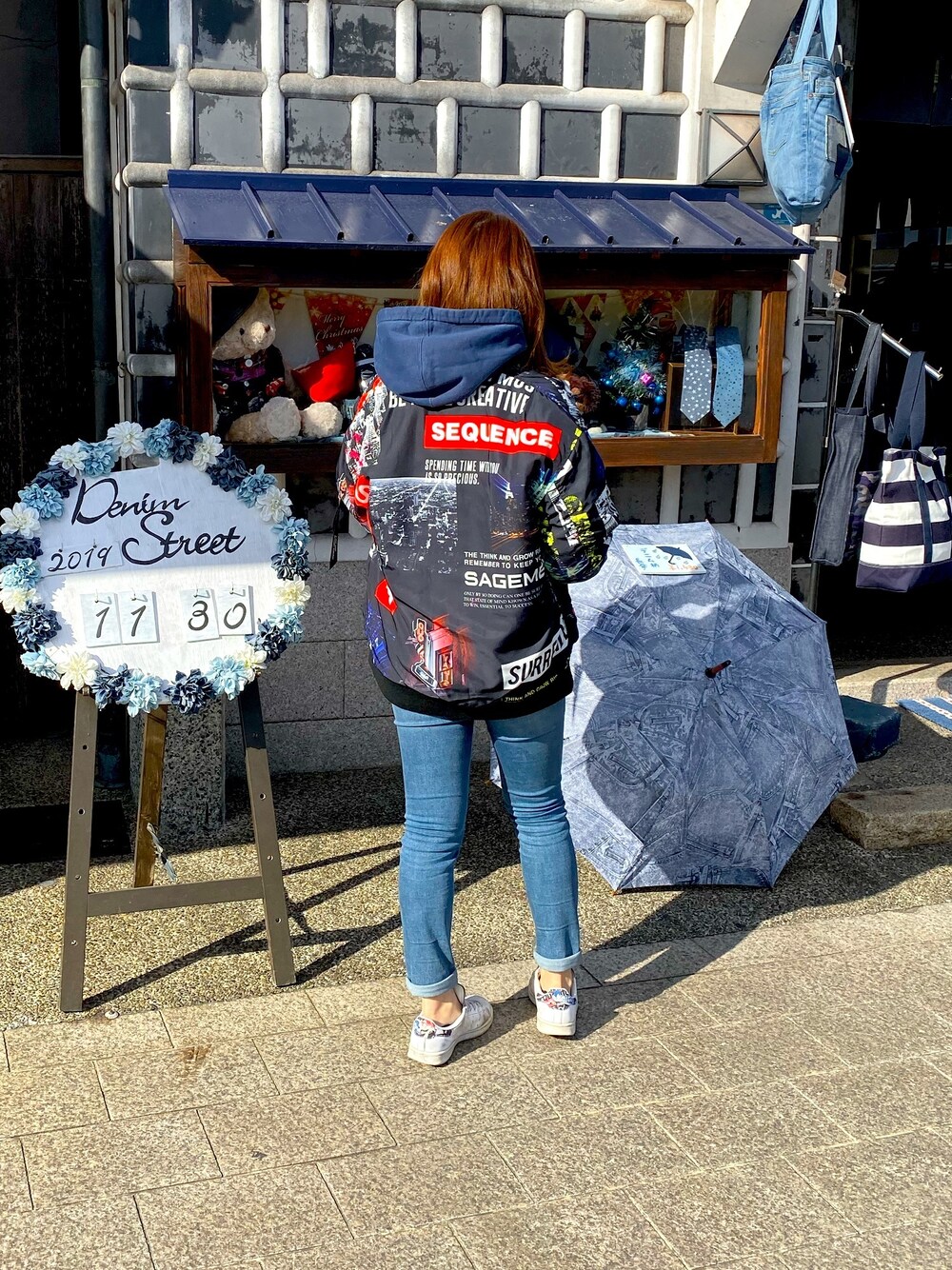 「パーカー、スキニーデニム、オーバーサイズ、supreme、adidas、GU、低身長コーデ、いいね、save、フォローお願いします🤑」｜「Supreme のアイテム（パーカー、ブルー系）」を使った、ayakaさん（レディース・156cm）の冬コーディネートの1枚目の写真