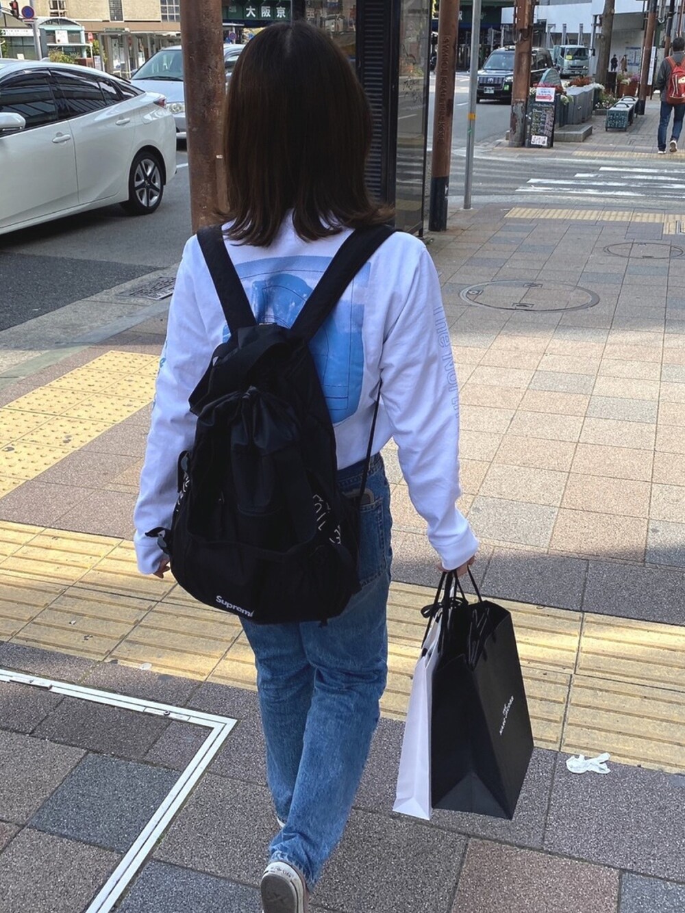 「カジュアルコーデ、低身長コーデ、スニーカーコーデ、春、GU、THE NORTH FACE、デニムパンツ、ハイウエストストレートジーンズ、白Tシャツ、いいね、save、フォローお願いします🤑」｜「THE NORTH FACEのTHE NORTH FACE L/S スリーブ グラフィック Tシャツ ntw32042（Tシャツ/カットソー、ホワイト系）」を使った、ayakaさん（レディース・156cm）の春コーディネートの1枚目の写真