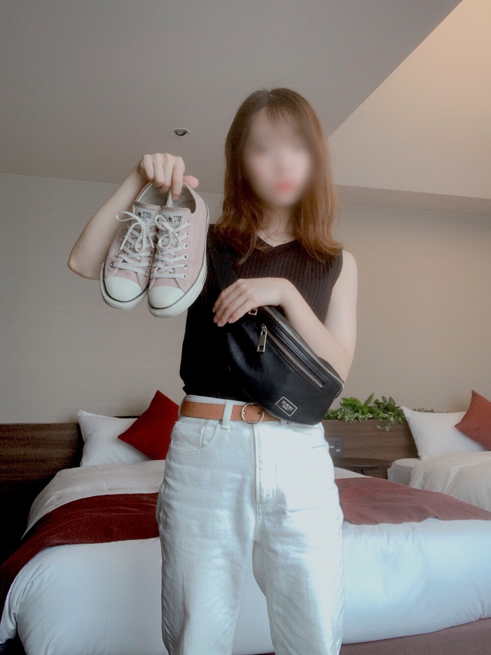 「モノトーンコーデ、モノクロコーデ、ホワイトデニム、スニーカーコーデ、低身長コーデ、ootd、休日スタイル、いいね、save、フォローお願いします🤑」｜「no brandのアイテム（タンクトップ、ブラック系）」を使った、ayakaさん（レディース・156cm）の秋コーディネートの1枚目の写真