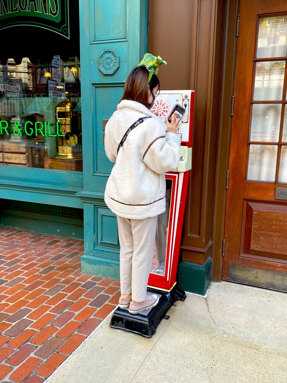 「スニーカーコーデ、シンプルコーデ、カジュアルコーデ、ホワイトコーデ、低身長コーデ、低身長女子、ユニバーサルスタジオジャパン、コンバース、GU、いいね、save、フォローお願いします🤑」｜「GUの起毛タックテーパードパンツ（パンツ、ベージュ系）」を使った、ayakaさん（レディース・156cm）の秋コーディネートの1枚目の写真
