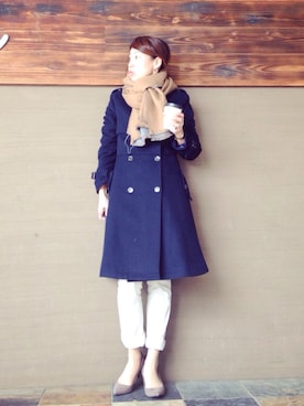 「ネイビー×ホワイト」｜「アイテム（トレンチコート）」を使った、トモリB♭さん（レディース・156cm）の冬コーディネート