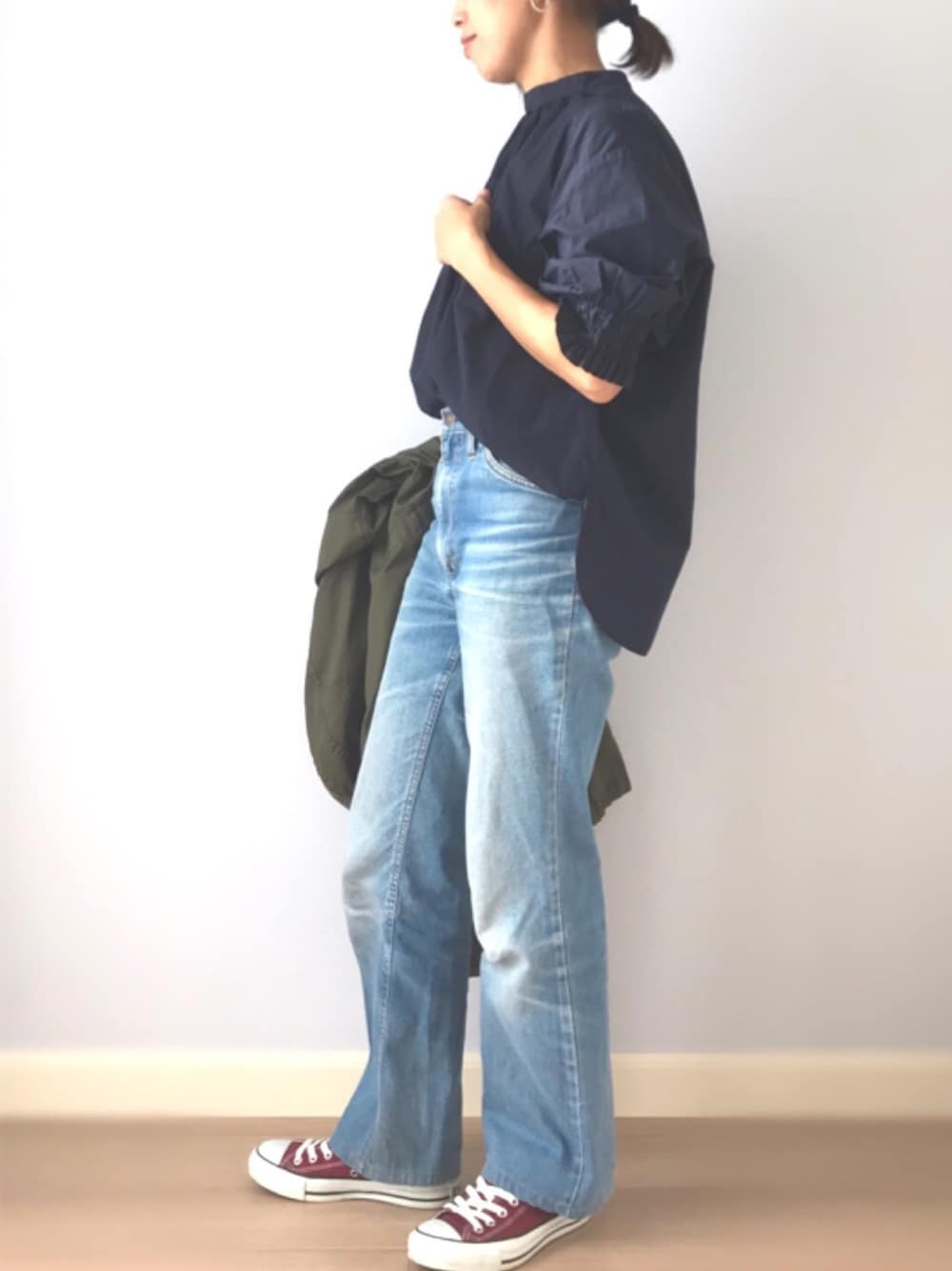 「秋冬、古着、エクストラファインコットンギャザーブラウス、デニム、UNIQLO、モッズコート、コンバース、マルーン、ママコーデ、大人カジュアル」｜「UNIQLOのアイテム（シャツ/ブラウス、ブルー系）」を使った、トモリB♭さん（レディース・156cm）の秋コーディネートの1枚目の写真