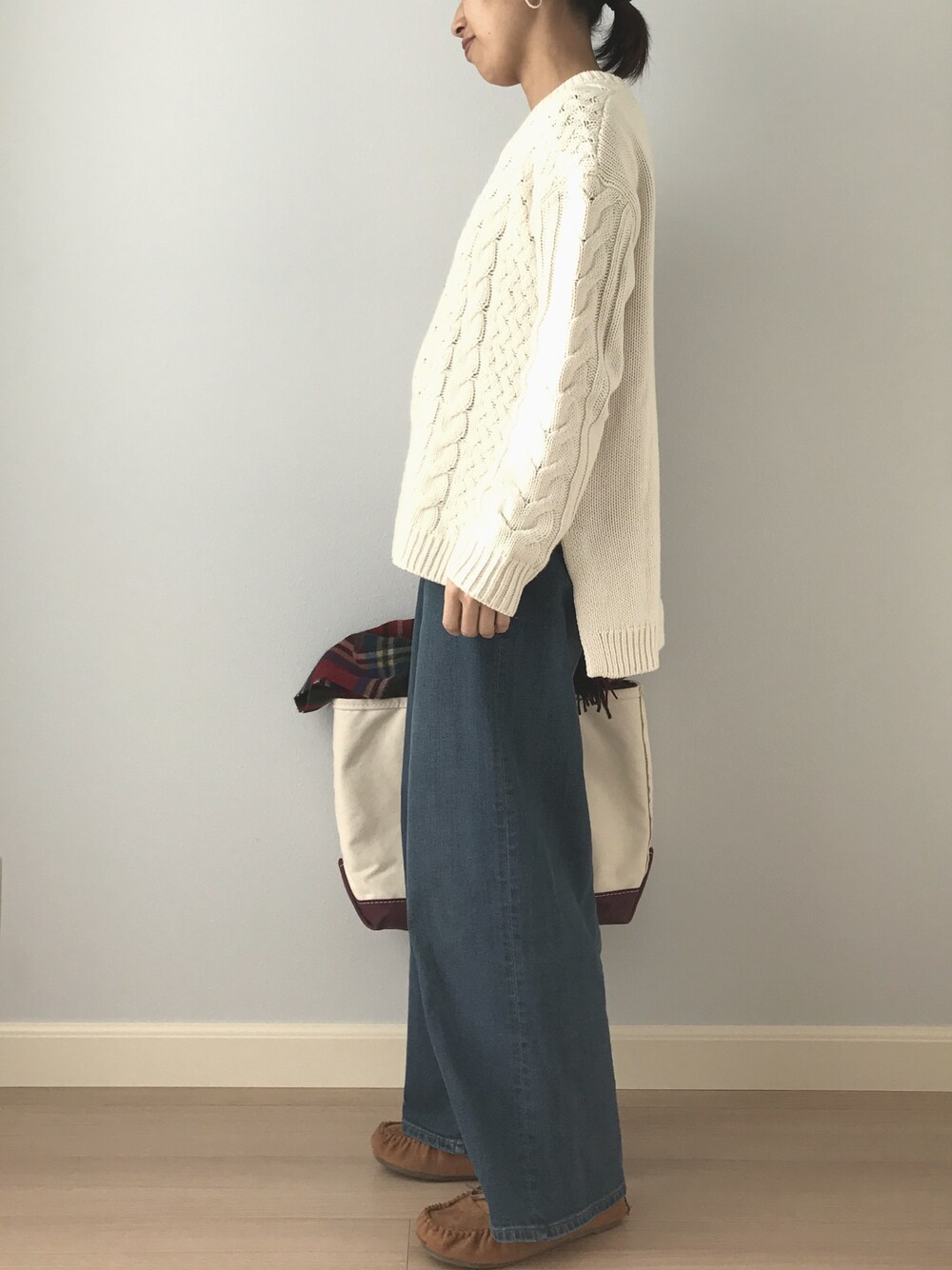 「カジュアルコーデ、ボアモカシン、ワイドデニム、UNIQLO、白ニット、ママファッション、デニム、冬コーデ」｜「H&Mのアイテム（ニット/セーター、ホワイト系）」を使った、トモリB♭さん（レディース・156cm）の冬コーディネートの1枚目の写真