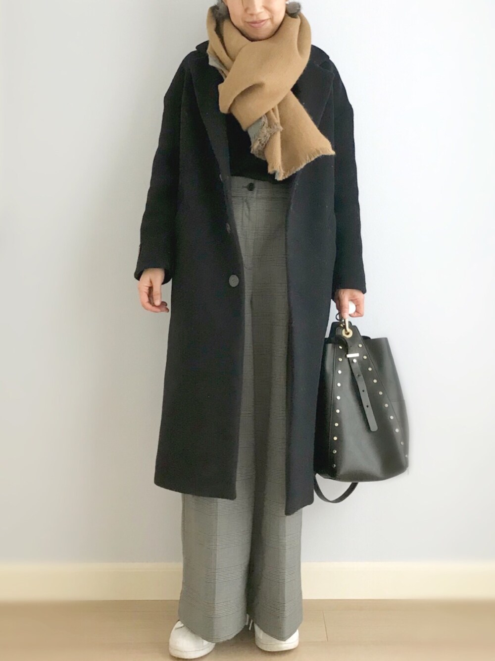 「冬、チェスターコート、リバーシブルストール、グレンチェック、ワイドパンツ、adidas、ママコーデ、パンツスタイル、ZARA」｜「A part byのcasheep/ドロップチェスターコート 727647（チェスターコート、ブルー系）」を使った、トモリB♭さん（レディース・156cm）の冬コーディネートの1枚目の写真