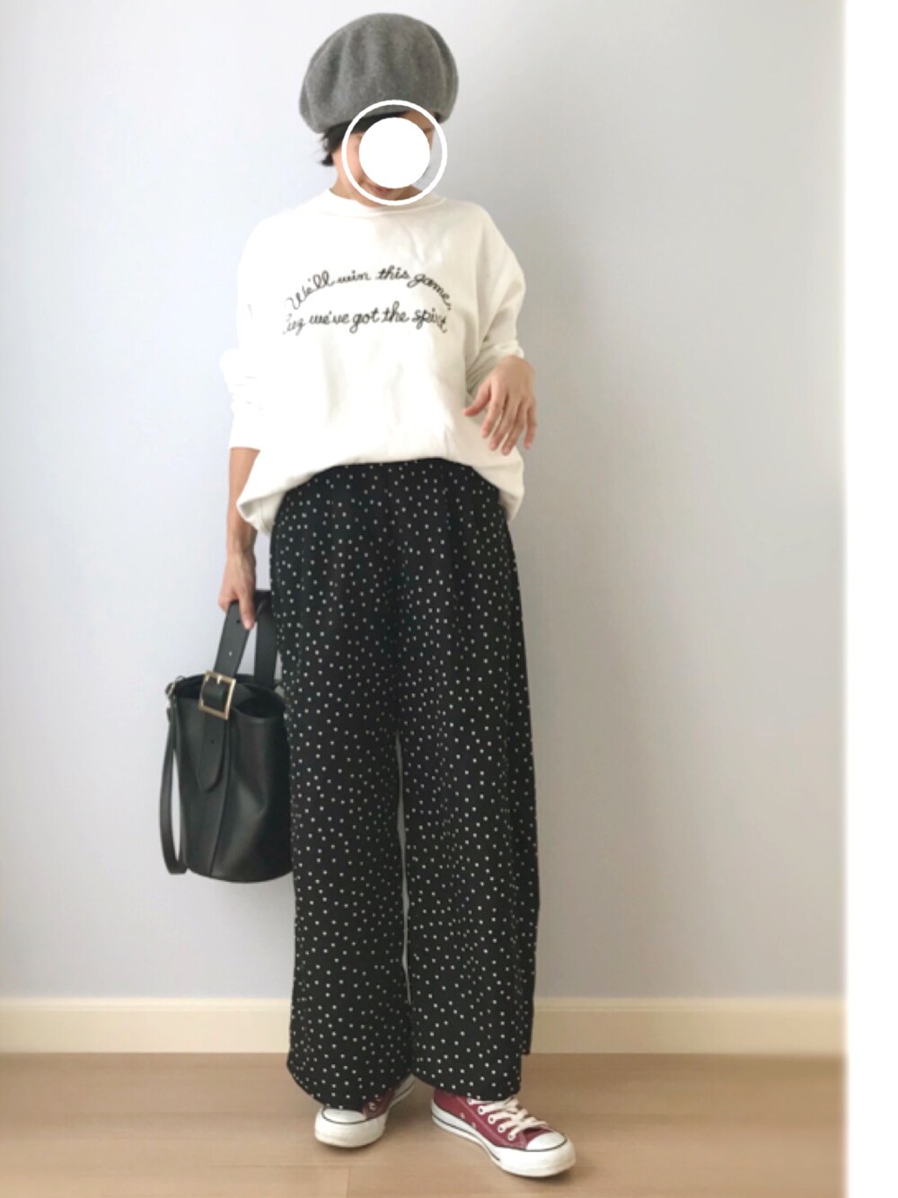 「春コーデ、カジュアルコーデ、ドット、スウェット、モノトーン、ベレー帽、ワイドパンツ、converse、GU、ママコーデ」｜「GUのアイテム（スウェット、ホワイト系）」を使った、トモリB♭さん（レディース・156cm）の春コーディネートの1枚目の写真
