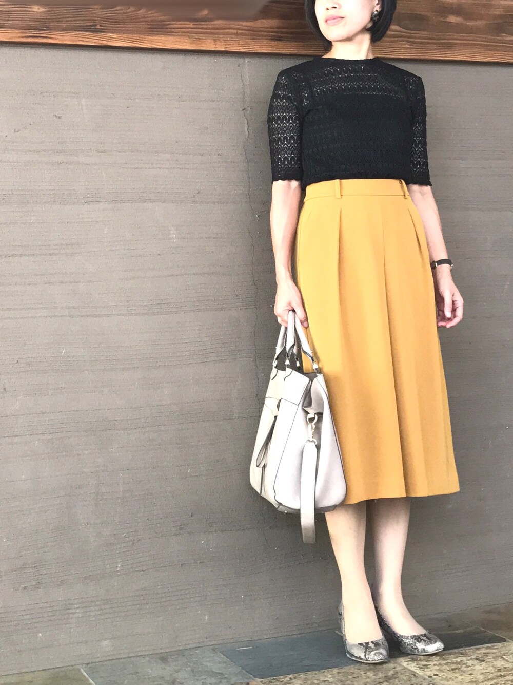 「パンツスタイル、ガウチョパンツ、オフィススタイル、レーストップス、イエローパンツ、パイソン柄、ママコーデ、プチプラコーデ、ユニクロ、GU」｜「JEANASISのラッセルタイト5S/791622（Tシャツ/カットソー、ブラック系）」を使った、トモリB♭さん（レディース・156cm）の夏コーディネートの1枚目の写真