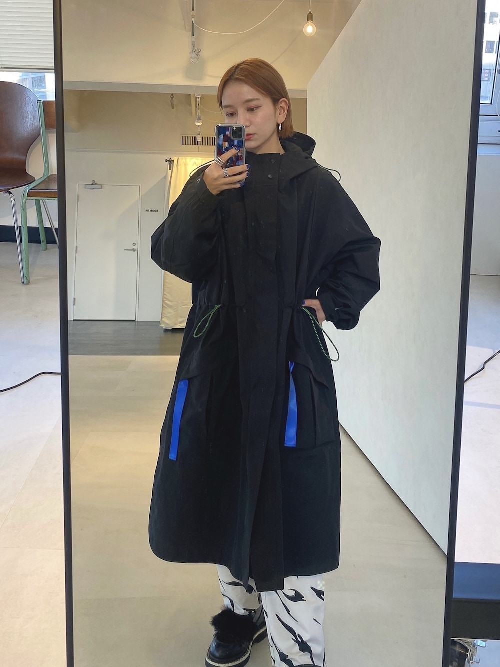 「ラクチンコーデ、パンツスタイル、マウンテンパーカー、モードストリート、ボブ、春コーデ、春アウター、ビッグシルエット、低身長コーデ、ブラックコーデ」｜「UN3D.のミニマルマウンテンコート（マウンテンパーカー、ブラック系）」を使った、hitomiさん（レディース・152cm）の春コーディネートの1枚目の写真