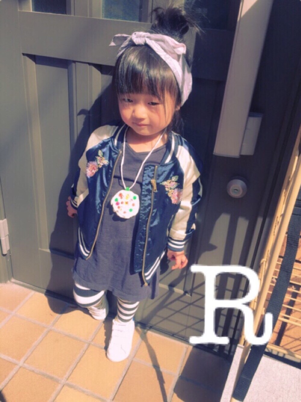 「キッズコーデ、女の子、3歳、スカジャン、花柄、スタンスミス、ボーダー」｜「DAISOのアイテム（バンダナ/スカーフ、グレー系）」を使った、＊RSさん（キッズ・90cm）の春コーディネートの1枚目の写真