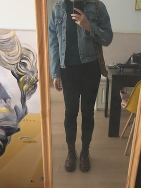 「Urban revivoのアイテム（デニムパンツ、ブラック系）」を使った、王痴痴さん（レディース・168cm）の秋コーディネート