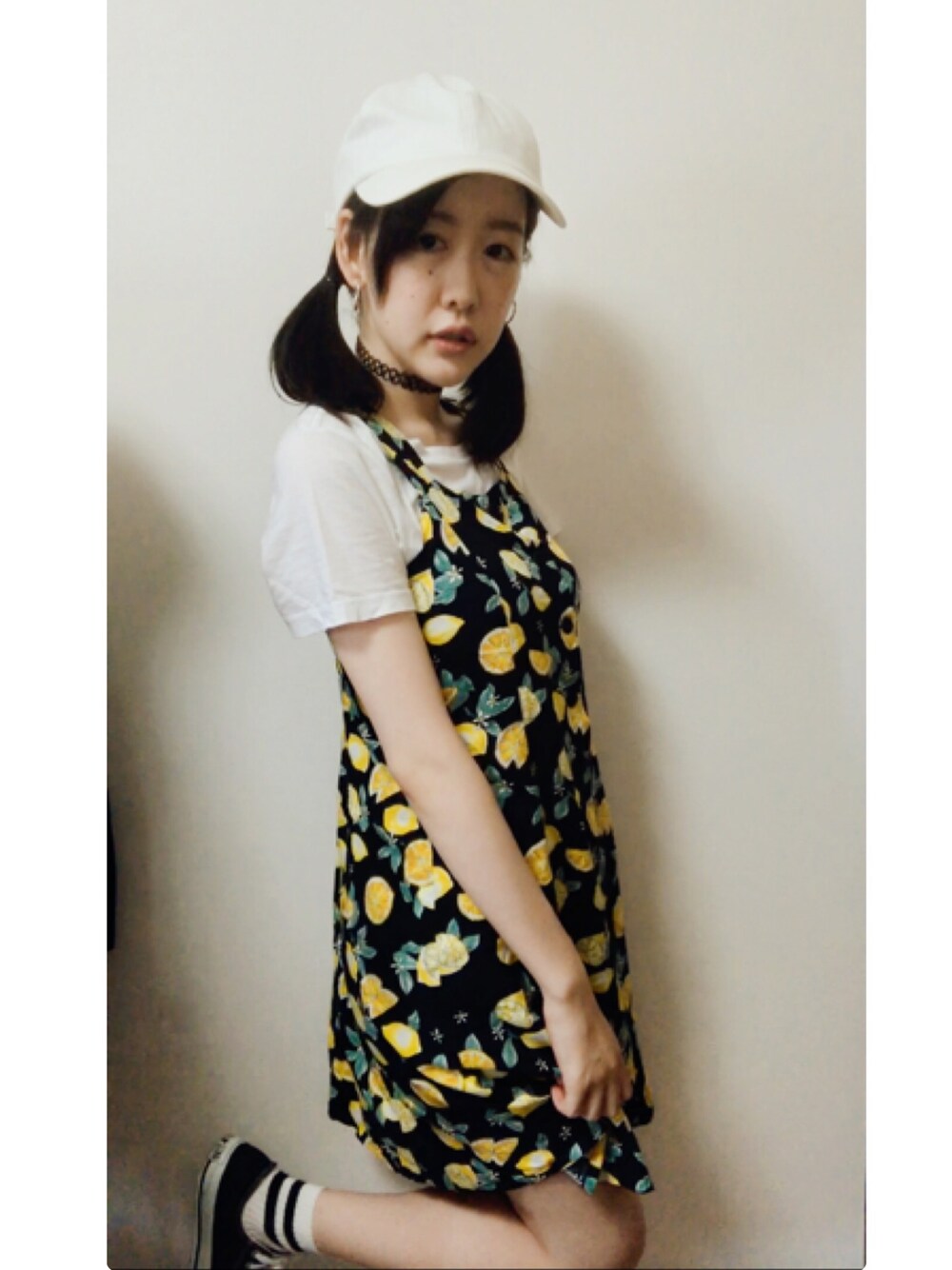 「レモン柄、ワンピース、ワンピース×スニーカー、おでかけ、converse、黒、GU、Tシャツ、キャップ、白」｜「salut!のアイテム（キャップ、ホワイト系）」を使った、モモチャンピさん（レディース・154cm）の夏コーディネートの1枚目の写真