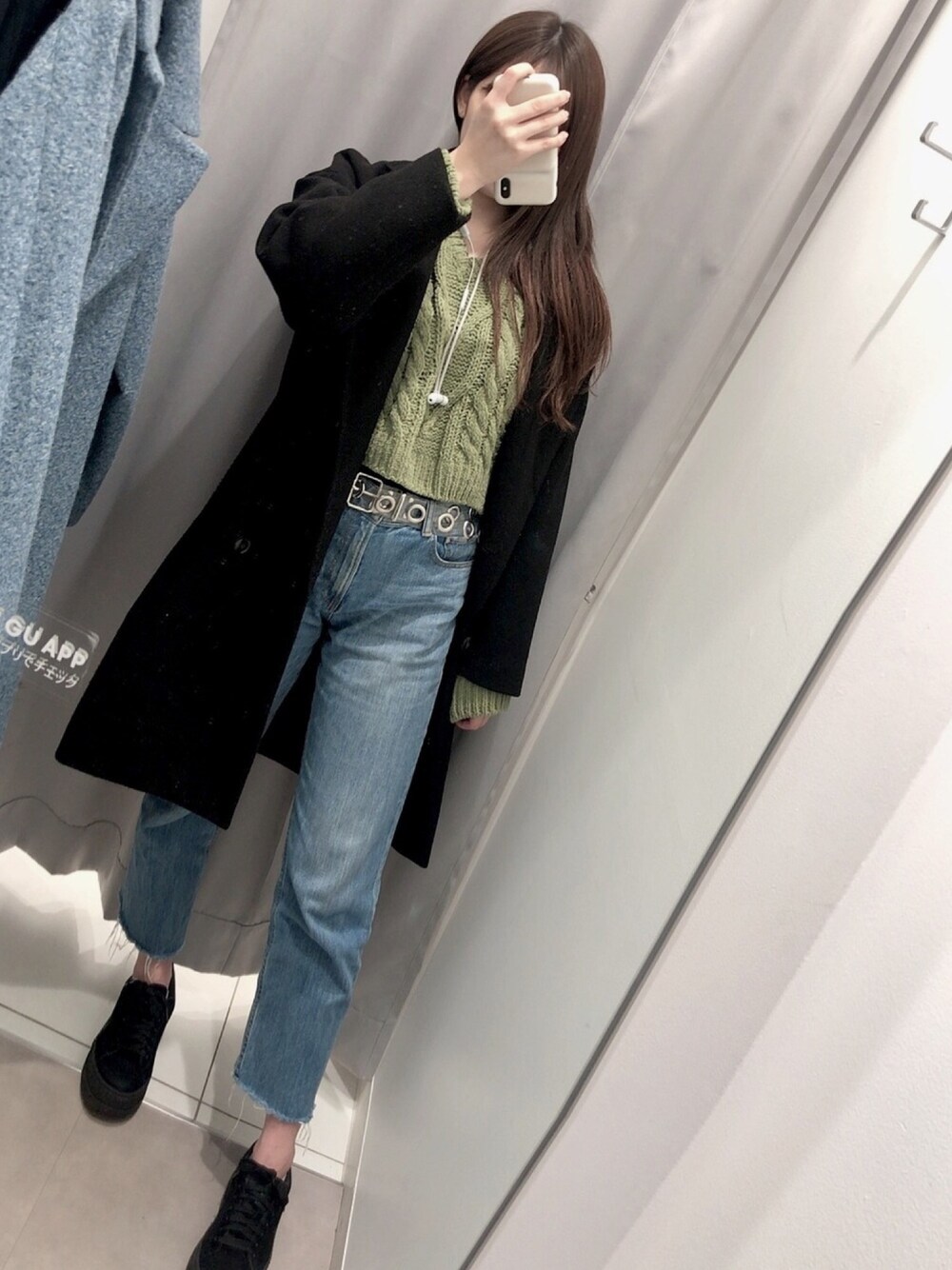 「グリーン、きれいめカジュアル、チェスターコート、Vネック、厚底シューズ、ジーンズ、jouetie、EMODA、黒、年末WEAR感謝祭」｜「EMODAのラグランシングルコート（チェスターコート、ブラック系）」を使った、Rさん（レディース・165cm）の冬コーディネートの1枚目の写真