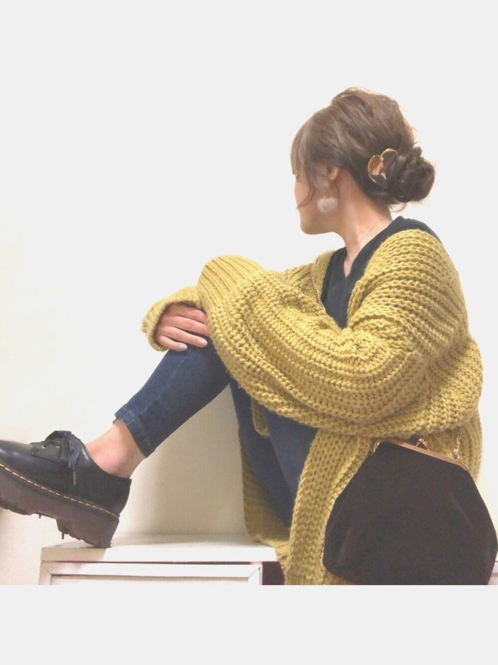 「秋のコーデ、プチプラ、カジュアル、シンプル、パンツスタイル、低身長、ボリューム袖、スキニーデニム、ニットカーディガン、ロングカーディガン」｜「earth music&ecologyの・ざっくりミドル丈畦ニットカーディガン ●（カーディガン/ボレロ、イエロー系）」を使った、Reiさん（レディース・151cm）の秋コーディネートの1枚目の写真