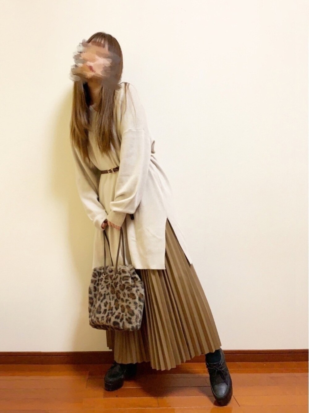 「秋のマイ旬スタイル、秋のコーデ、低身長、レザースカート、プリーツスカート、秋のカフェオレコーデ、ベージュ、レオパード、レザーLOVEスナップ」｜「Green　ParksのVネックニットチュニック＊（チュニック、ホワイト系）」を使った、Reiさん（レディース・151cm）の秋コーディネートの1枚目の写真