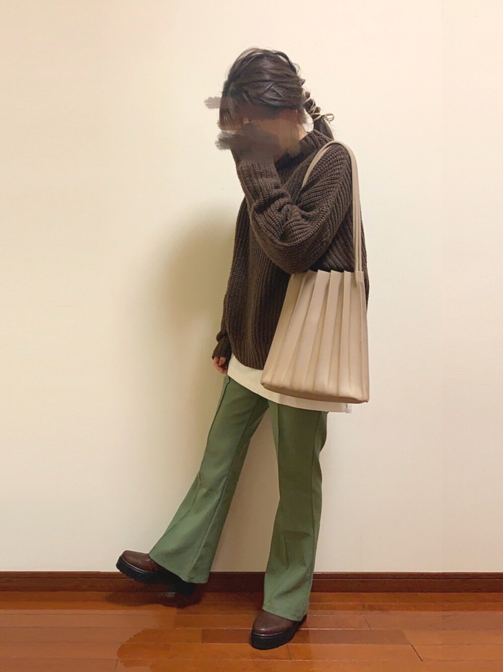 「カジュアルコーデ、ニット、レイヤードスタイル、カラーパンツ、カーキ、ブラウン、低身長、秋のコーデ、シンプルコーデ、プチプラ」｜「earth music&ecologyのアイテム（ニット/セーター、ブラウン系）」を使った、Reiさん（レディース・151cm）の秋コーディネートの1枚目の写真