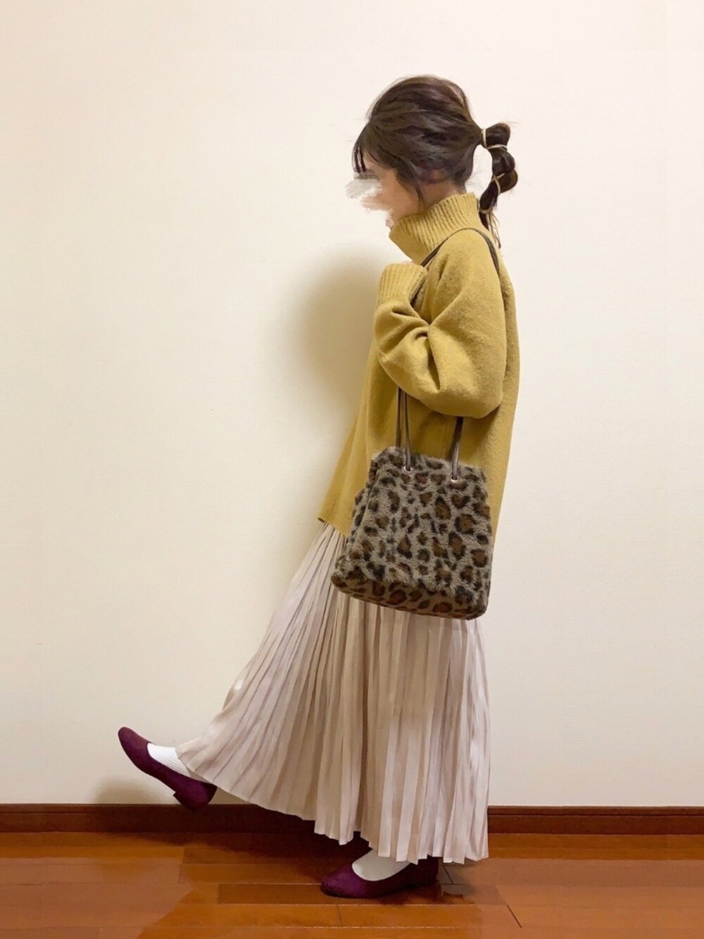「シンプルコーデ、低身長、プチプラコーデ、パンプス、ニット、秋のコーデ、キレイめ、プリーツスカート、大人カジュアル」｜「LOWRYS FARMのモチモチハイネックプルオーバー　806846（ニット/セーター、イエロー系）」を使った、Reiさん（レディース・151cm）の秋コーディネートの1枚目の写真