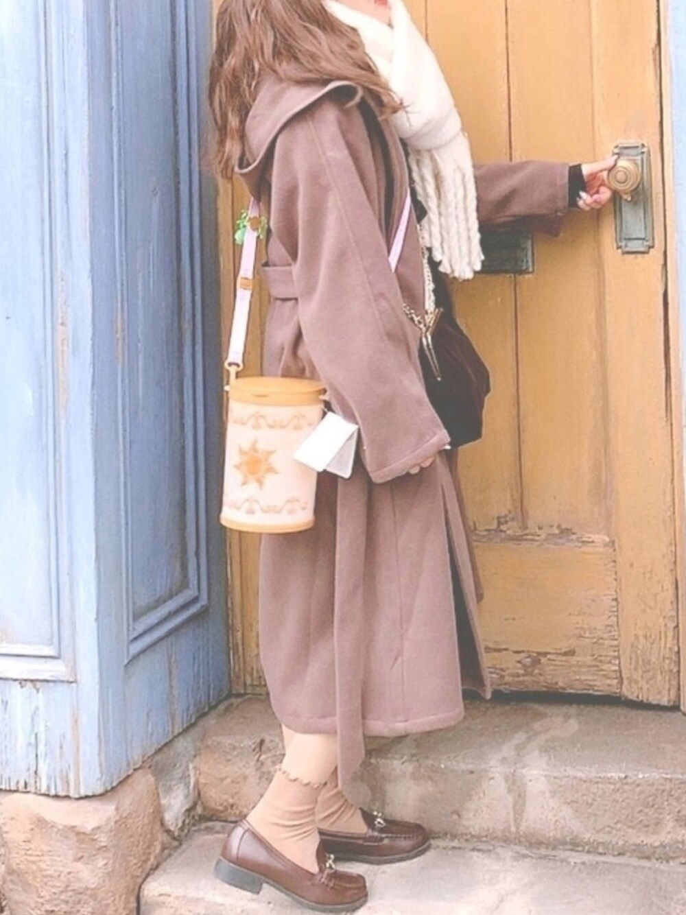 「ディズニー、プチプラ、低身長、冬コーデ、ブラウンコーデ、年末WEAR感謝祭」｜「fifthの【星玲奈プロデュース】フーディーガウンコート（トレンチコート、ブラウン系）」を使った、Reiさん（レディース・151cm）の冬コーディネートの1枚目の写真
