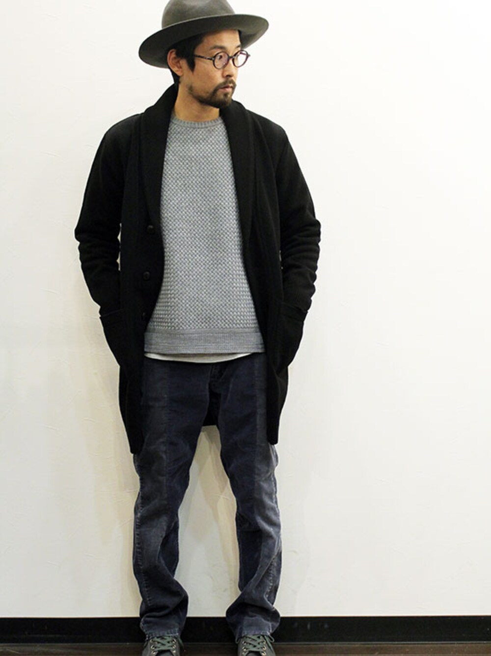 「コート、ニット、 ハット、コーデュロイパンツ、ロング丈、ラフ、冬、オトナカジュアル、 ootd、 カジュアルコーデ」｜「HexicoのDEFORMER EX, U.S CORDUROY（その他パンツ、ブルー系）」を使った、nakajiさん（メンズ・168cm）の冬コーディネートの1枚目の写真