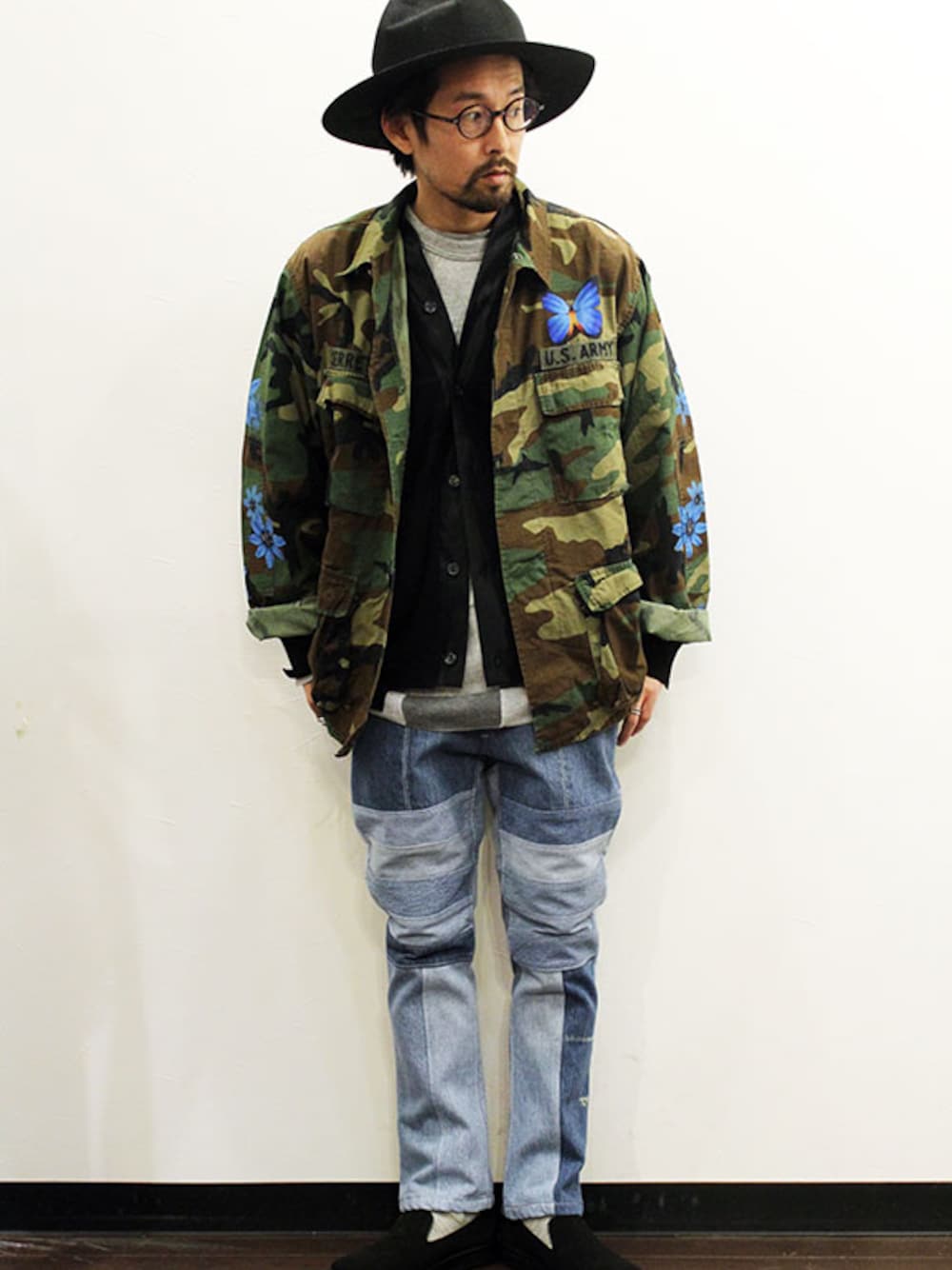 「古着、 ミリタリー、迷彩、 ハット、 デニム、ootd、 春コーデ、 カジュアル、オトナカジュアル、 リメイク」｜「HURRAY HURRAYのcomposition  Fatigue FLOWER Shirts （ミリタリージャケット、グリーン系）」を使った、nakajiさん（メンズ・168cm）の冬コーディネートの1枚目の写真