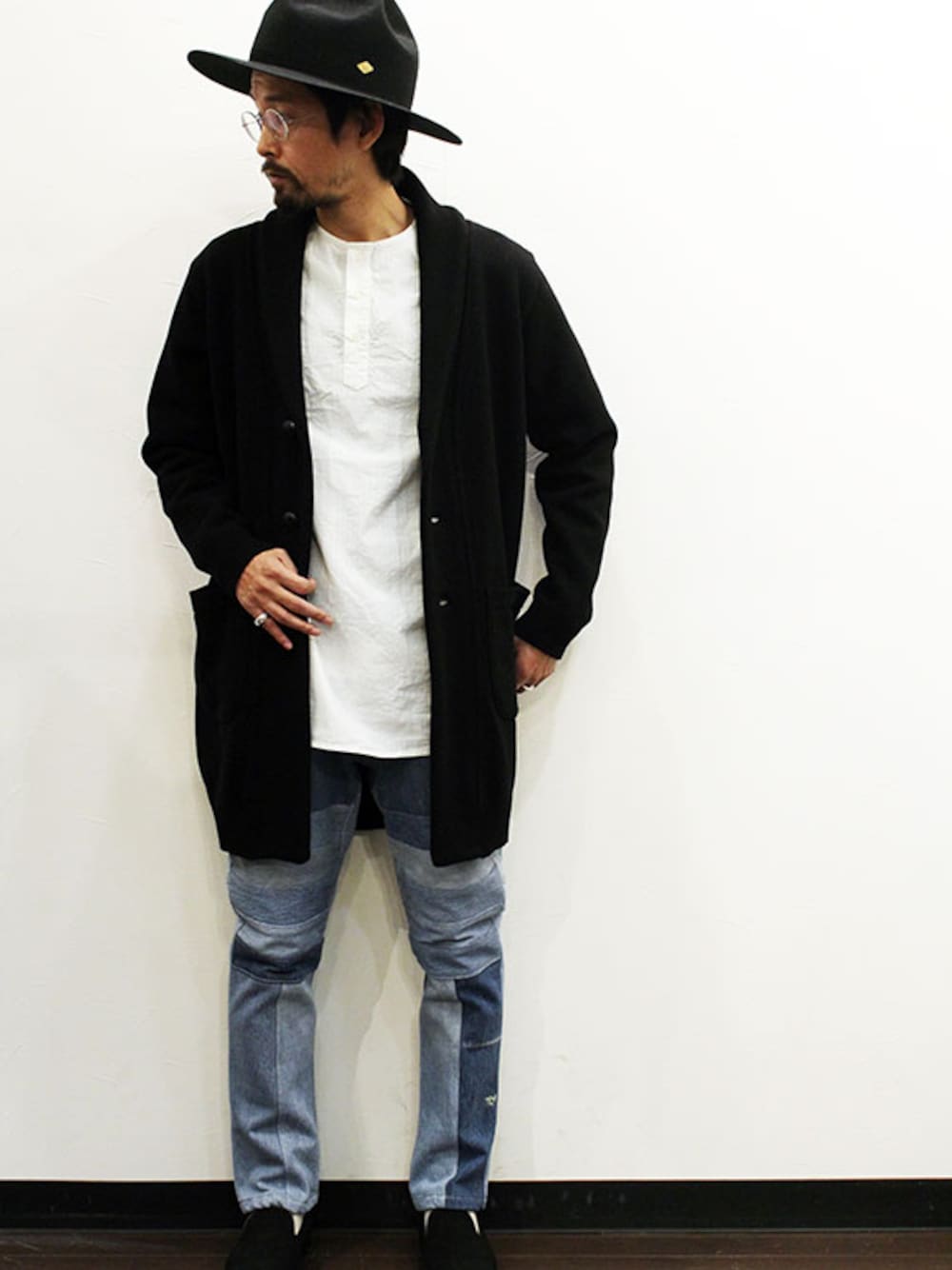 「 コート、 ハット、 デニムパンツ、 ブラック、春、 春コーデ、モノトーンコーデ、ノーカラーシャツ、オトナカジュアル、 ootd」｜「NECESSARY or UNNECESSARYのMUMBAI Ⅱ RIP（シャツ/ブラウス、その他）」を使った、nakajiさん（メンズ・168cm）の冬コーディネートの1枚目の写真