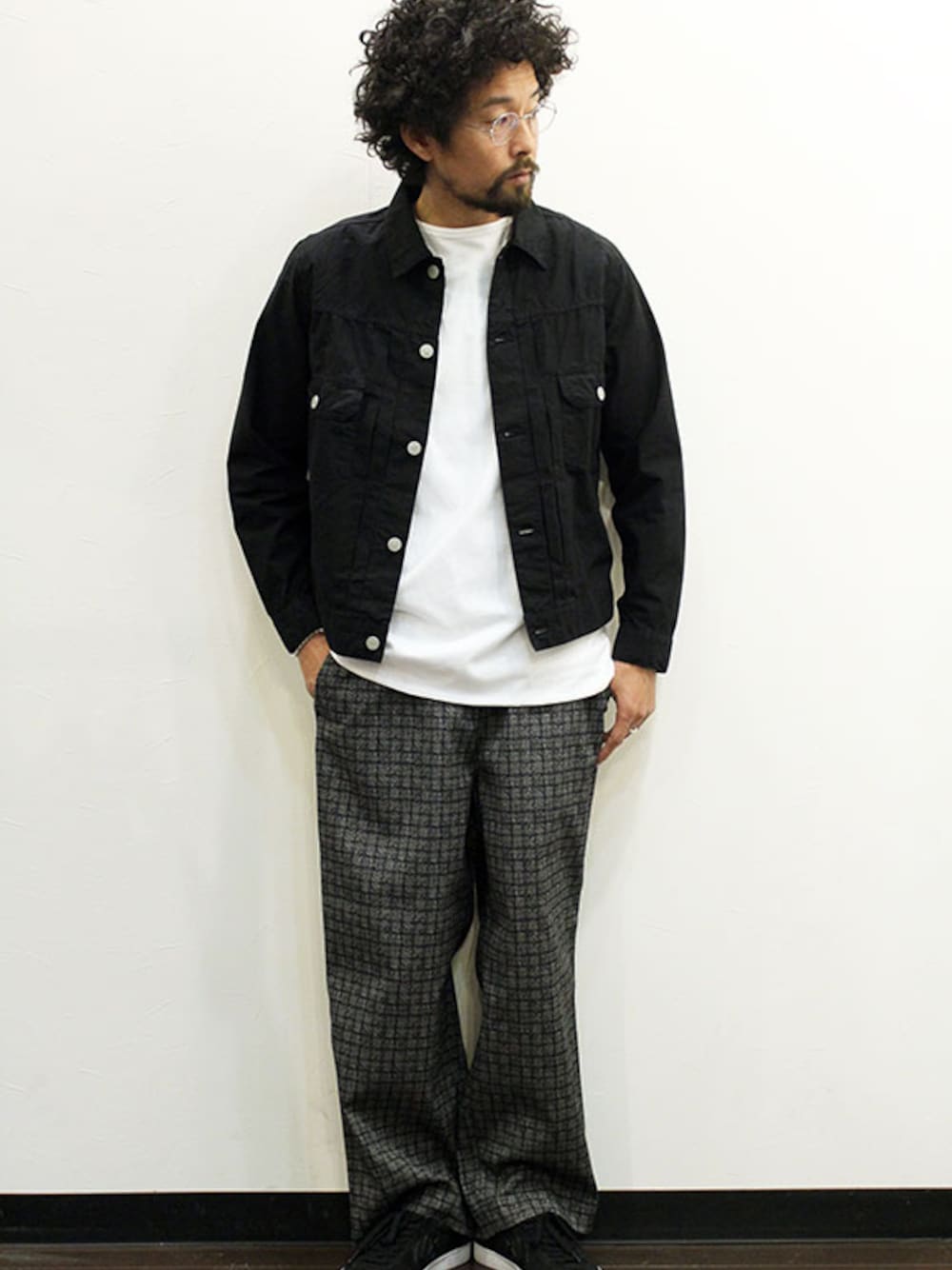 「ブラックコーデ、ワイドパンツ、 スラックス、 ジージャン、 CONVERSE、 春、 大人カジュアル、 ootd、 モノトーンコーデ、はるコーデ」｜「MANUAL ALPHABETのMANUAL ALPHABET (マニュアル アルファベット)　O/D TYPE2 JKT（その他アウター、ブラック系）」を使った、nakajiさん（メンズ・168cm）の春コーディネートの1枚目の写真
