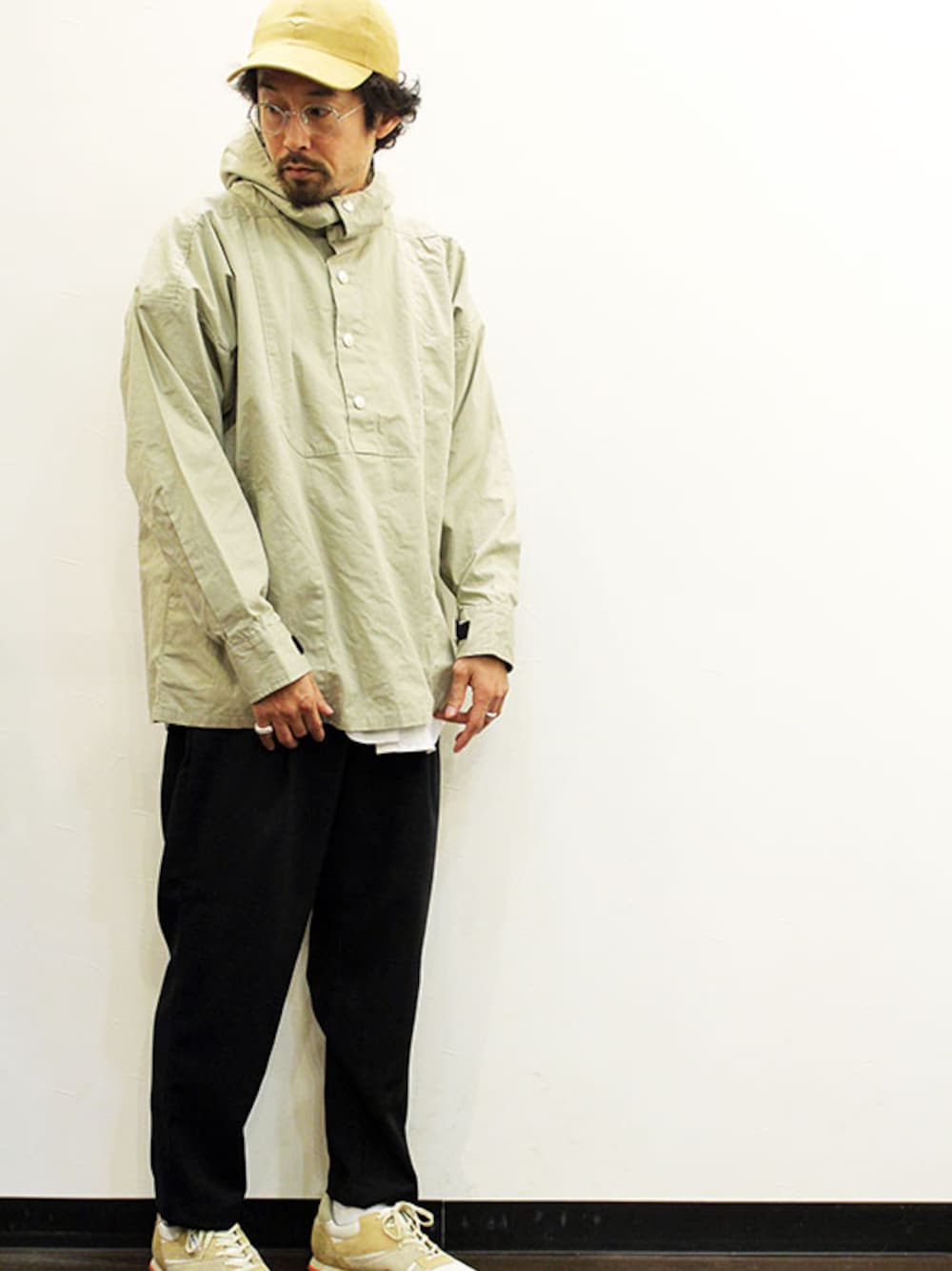 「シンプル、 スラックス、 ベージュ、アノラックパーカー、 ラフ、 アンクルパンツ、オトナカジュアル、 ootd、6パネルキャップ、 はるコーデ」｜「inkのink (インク) Fake Suede Low Cap " DAILY "（キャップ、その他）」を使った、nakajiさん（メンズ・168cm）の春コーディネートの1枚目の写真